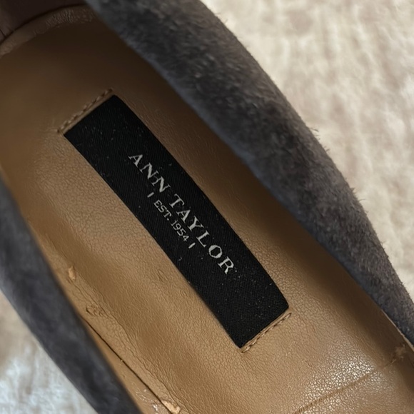 Ann Taylor Smoky Gray Classic Heels with Rounded Toe - Picture 3 of 6